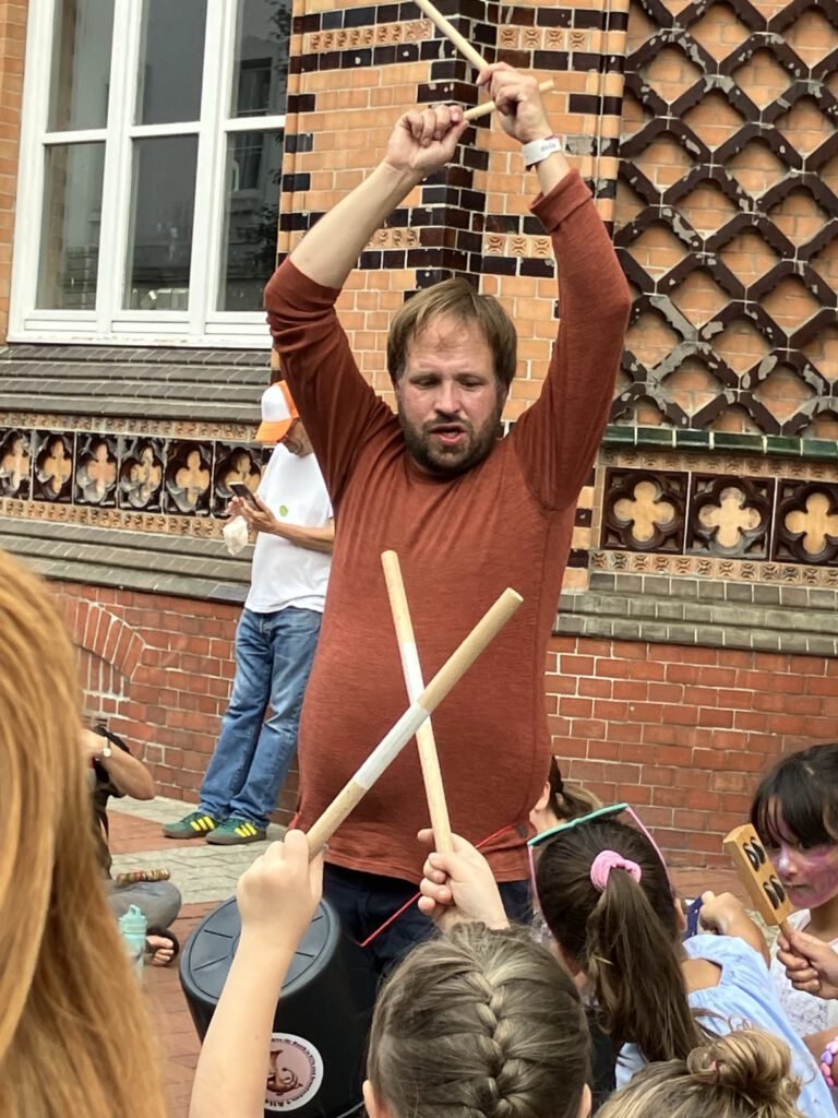 Lieder-Lukas gibt alles für's Publikum